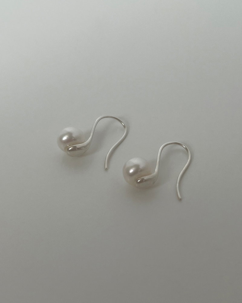 Sunday pearl earring (silver)