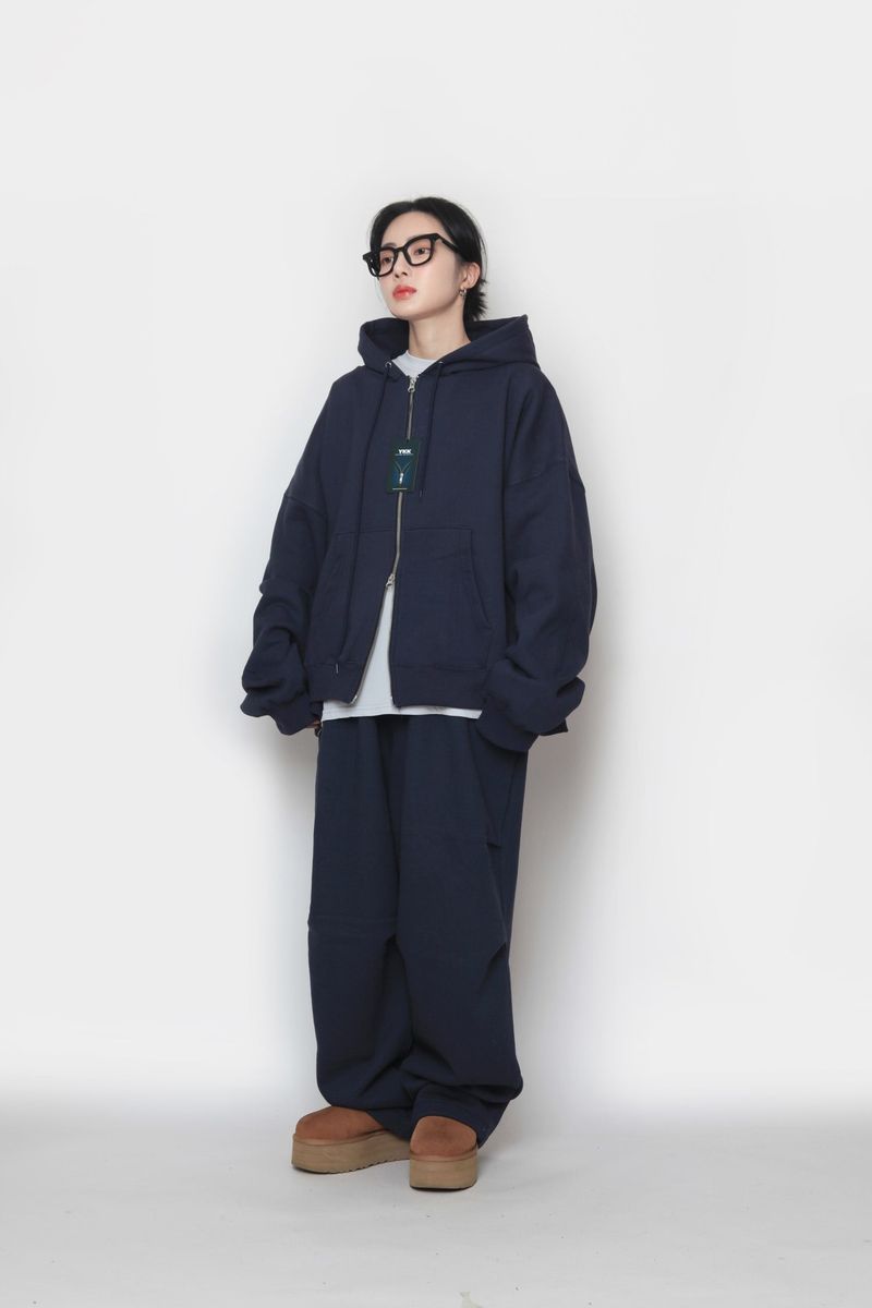 Napping hand warmer hooded zip-up