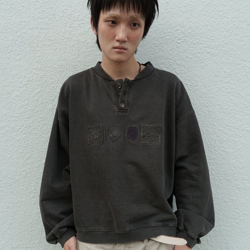 Symbolic button sweatshirt / Dusty charcoal