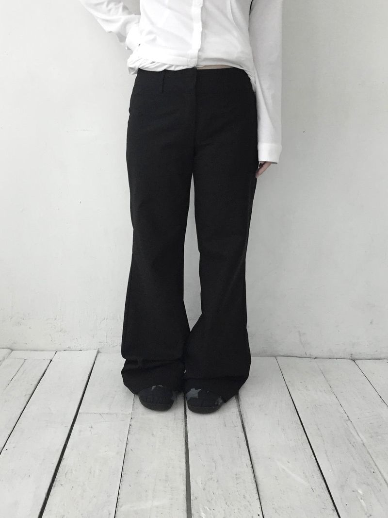 wooon（ウオン）の「ローライズブーツカットパンツ（パンツ）」
