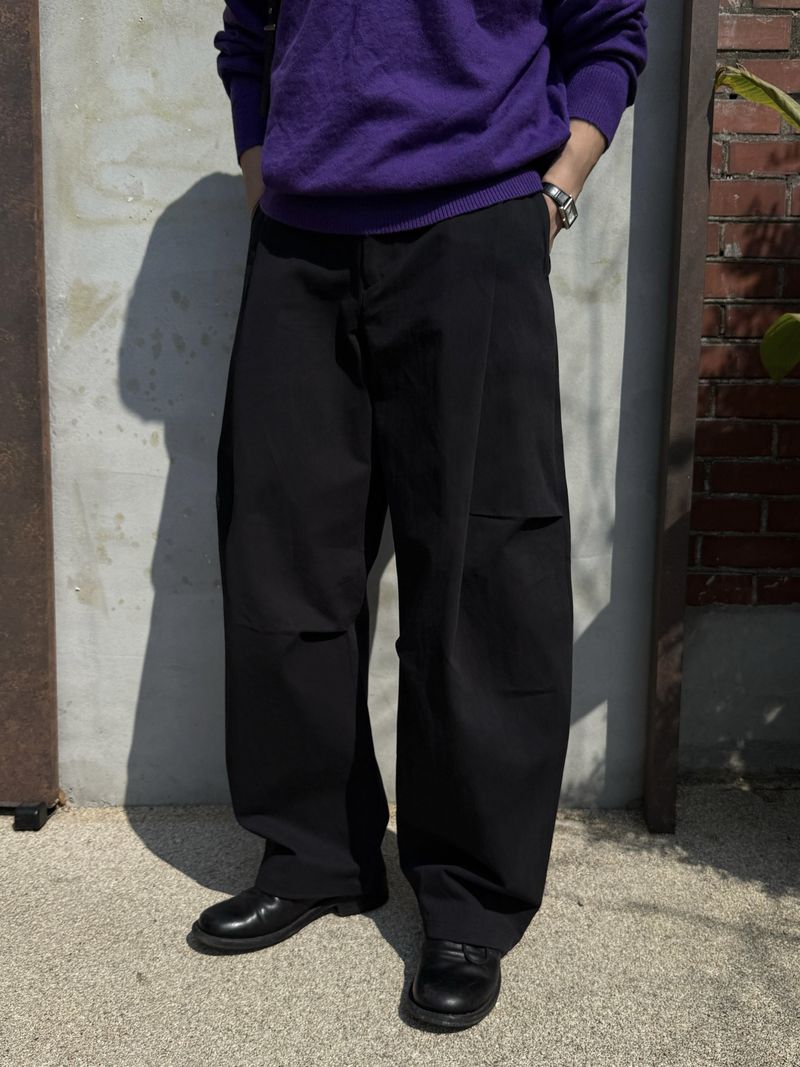 Unbalanced pintuck curved pants