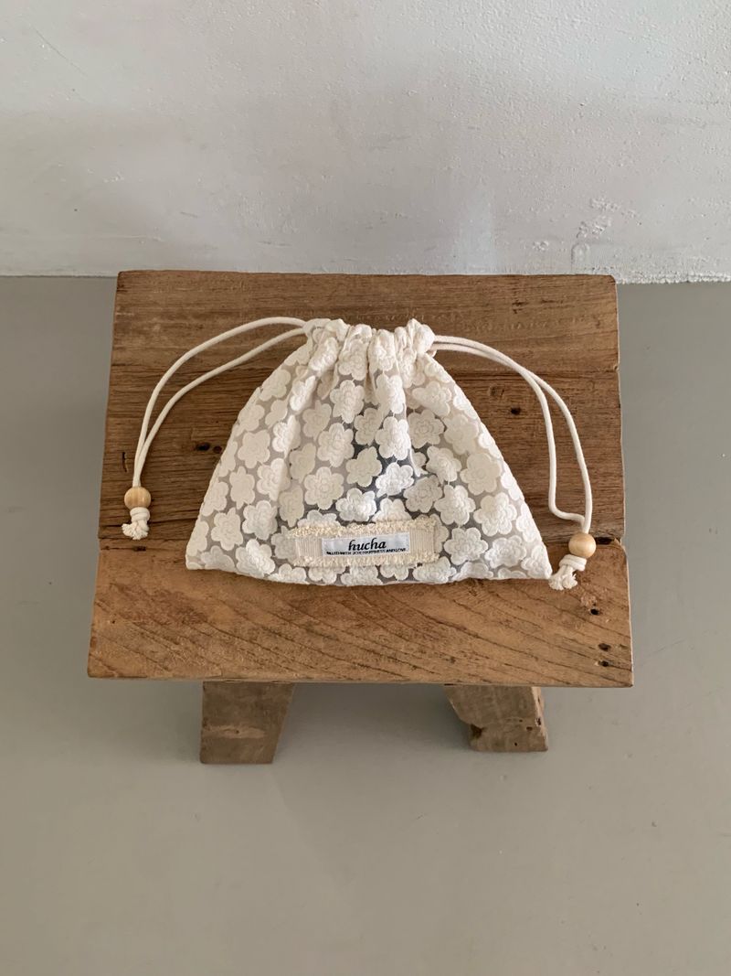 hucha（ウチャ）の「Flower Stitch Pouch（Smartphone Accessories）」