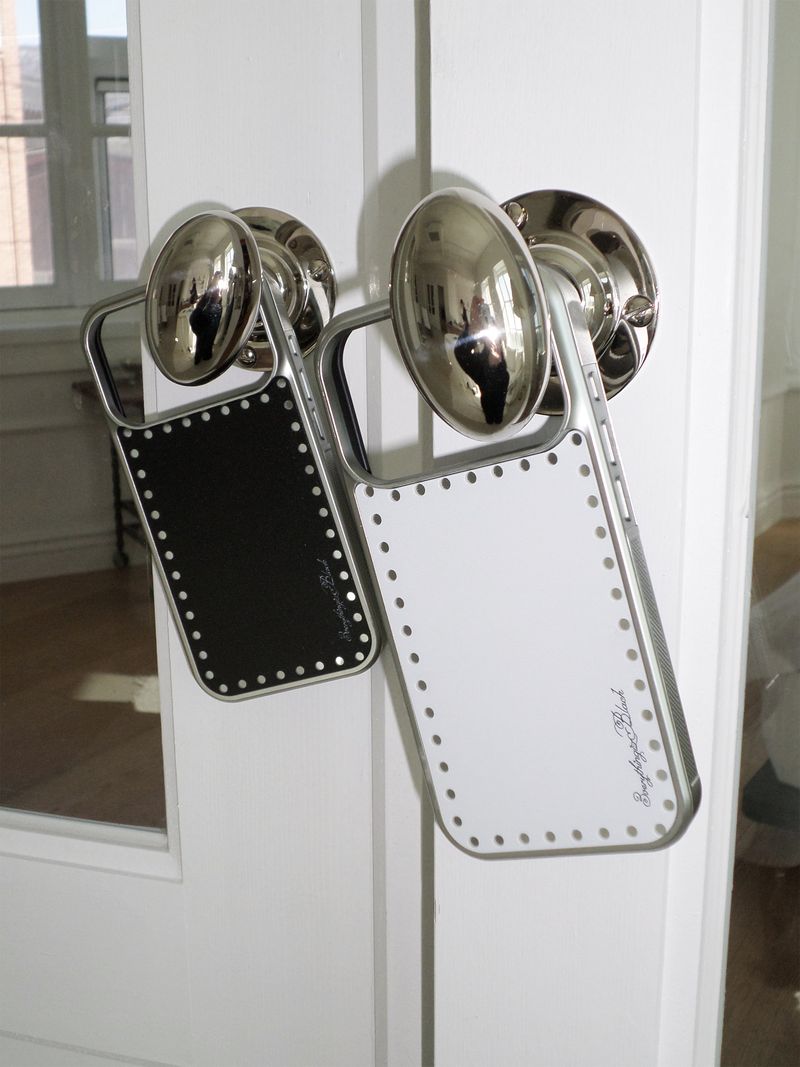 3verythingizblack（エブリティンイズブラック）の「round dot mirror bumper case + magsafe [white]（Smartphone Accessories）」