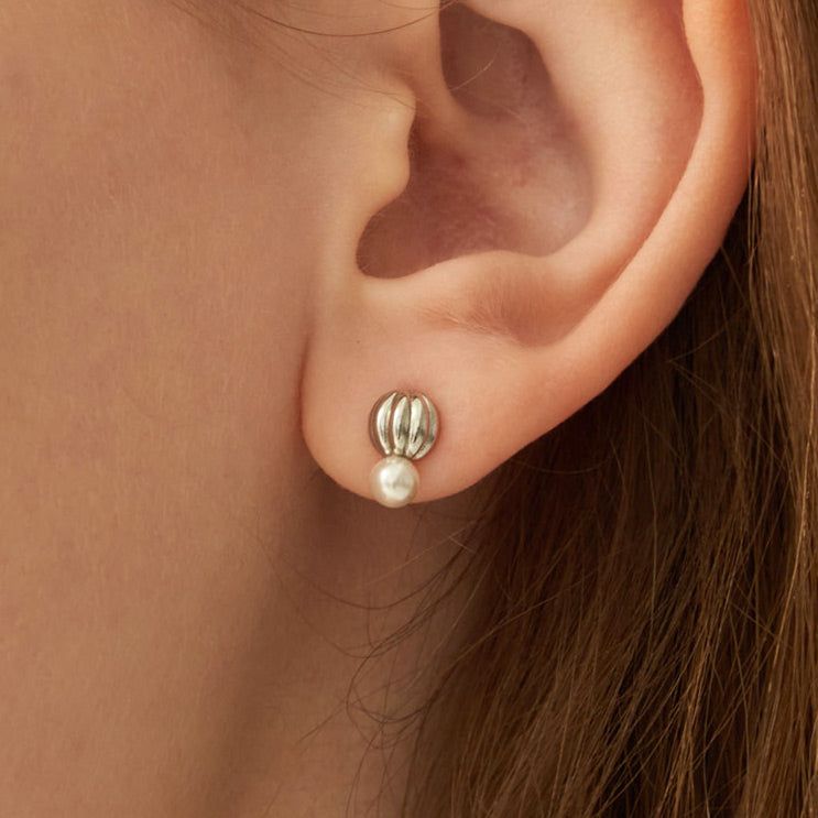 noonoofingers（ヌヌフィンガース）の「Silver925Post Rolling Shell Earrings（Accessories）」