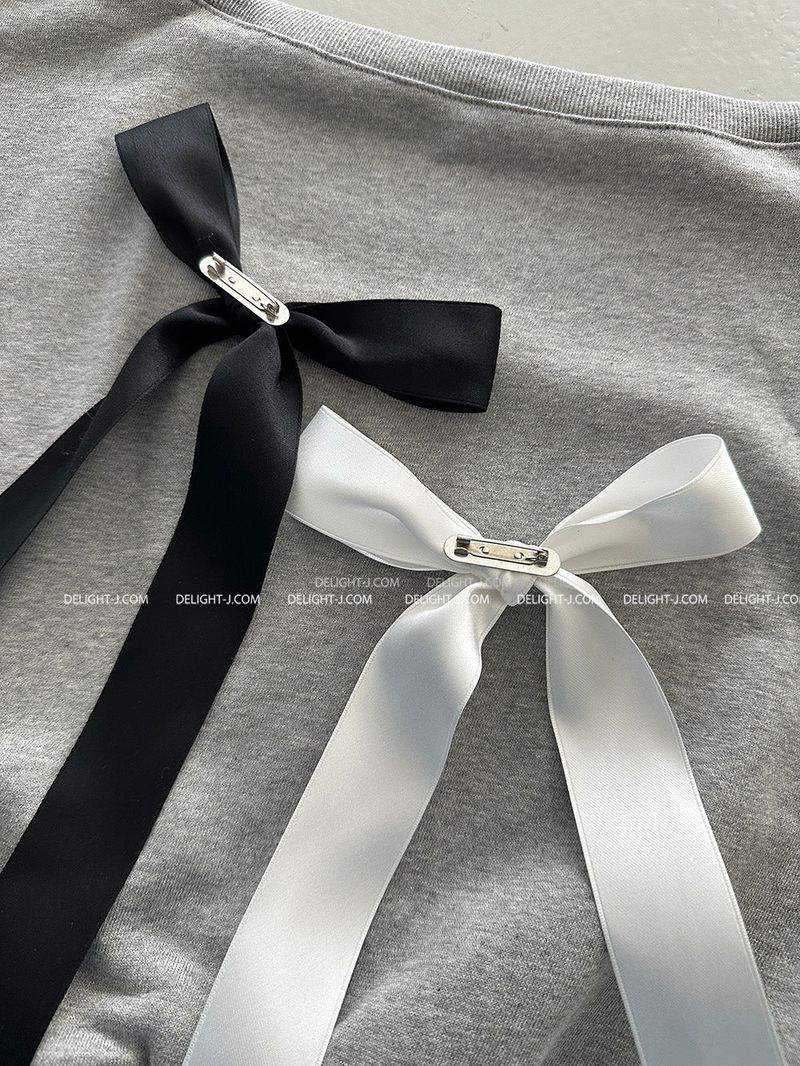 Ribbon brooch SET Off-shoulder sweatshirt