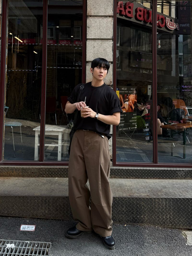 Unbalanced pintuck curved pants