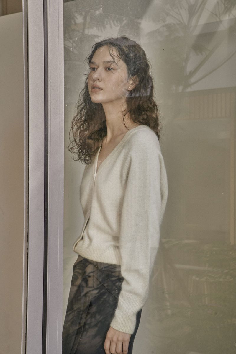 V BUTTON CARDIGAN_IVORY
