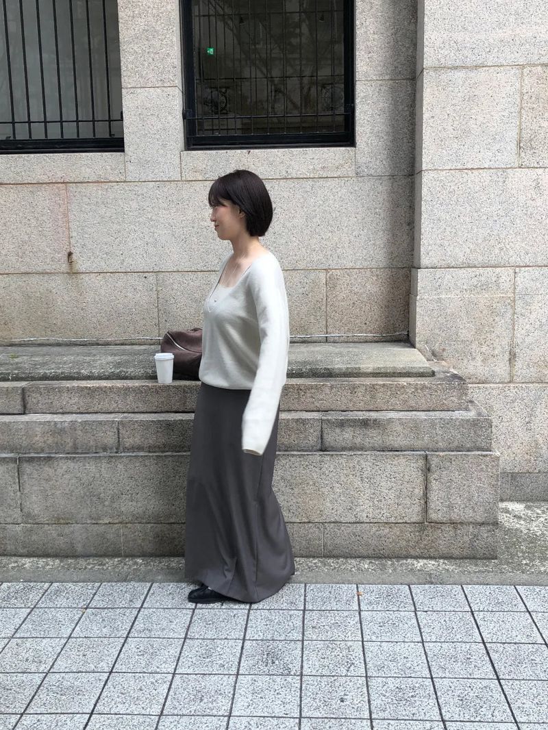 Semi long skirt