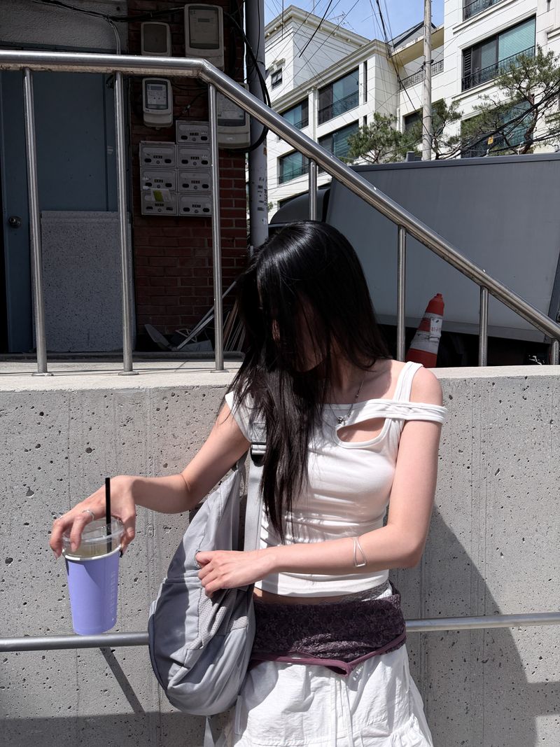 CUTOUT STRAP T-SHIRT