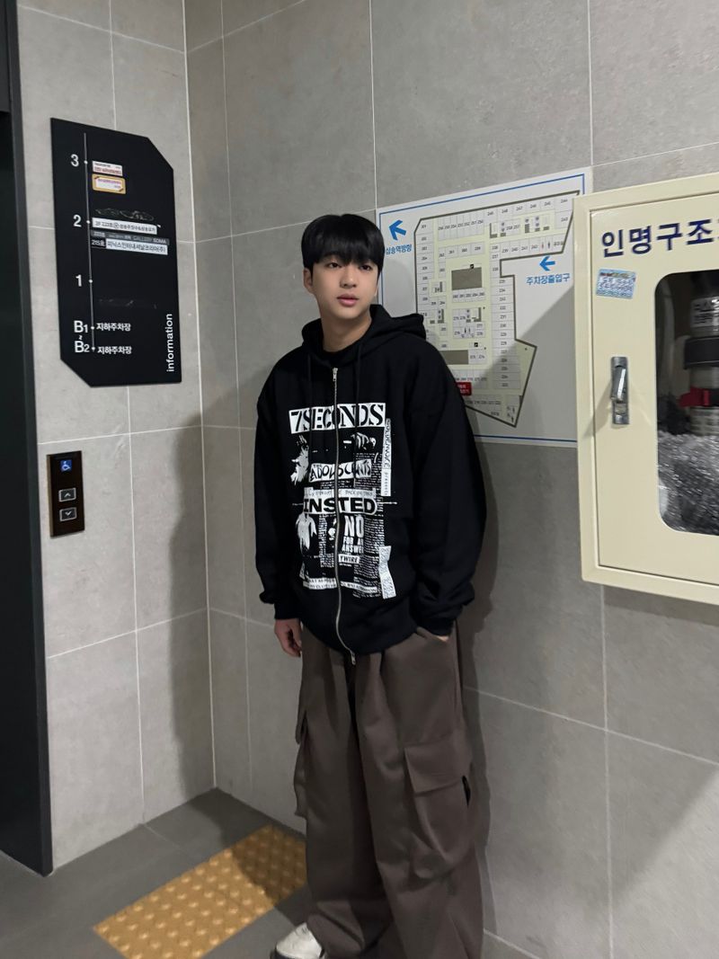 toon hooded zip-up
