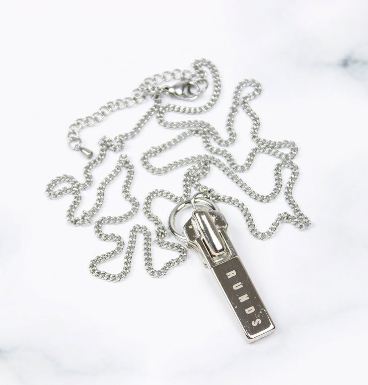 RUNDS（ランド）の「ジッパーペンダントネックレス（アクセサリー）」