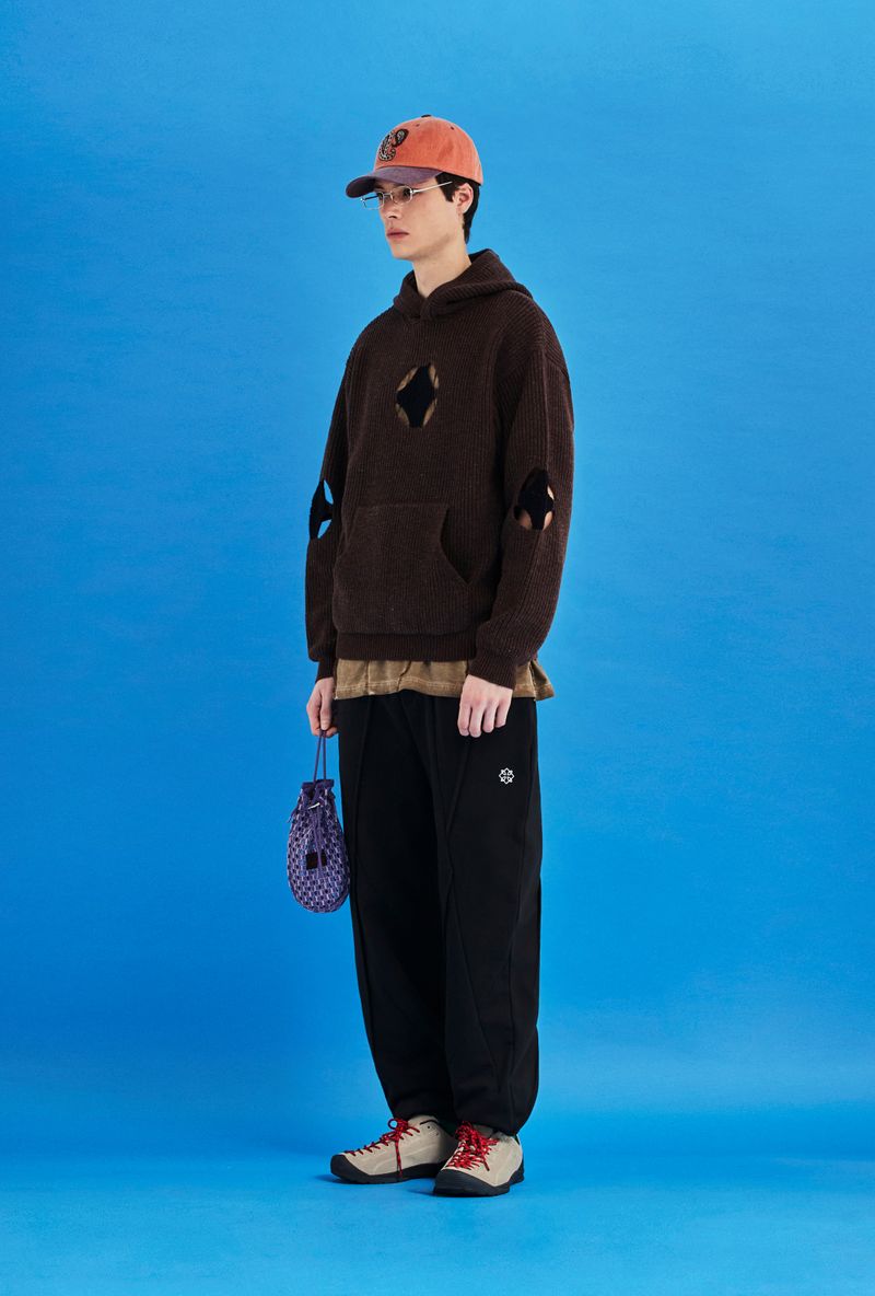 HOLE ARGYLE KNIT HOODIE / BROWN