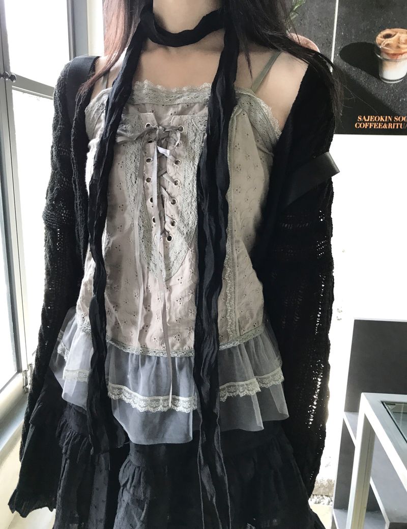 heenytsuki(ヒニツキ)の「モリガールコルセットパンチングフリルレーススリーブレス(トップス)」