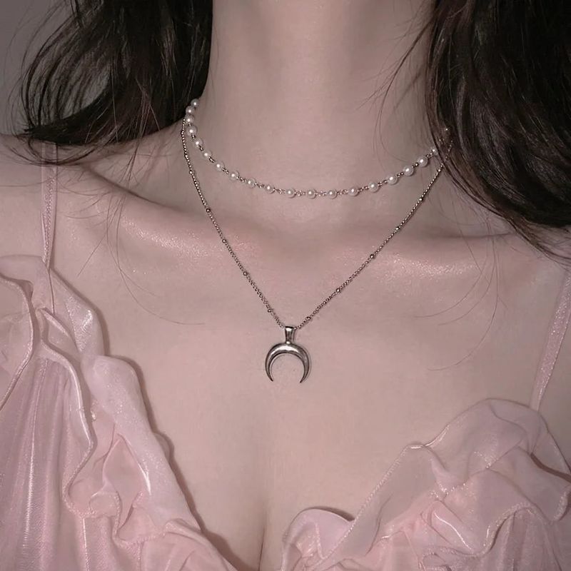 [Anti-tarnish/IDLE Shuhua Necklace] Upside Down Crescent Moon Pearl Layered Necklace - Silver