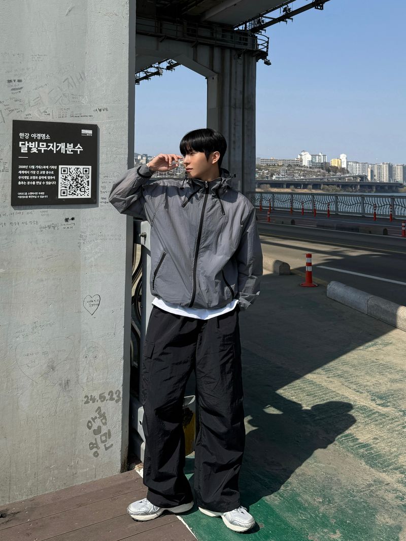 Rex cut line zipper windbreaker