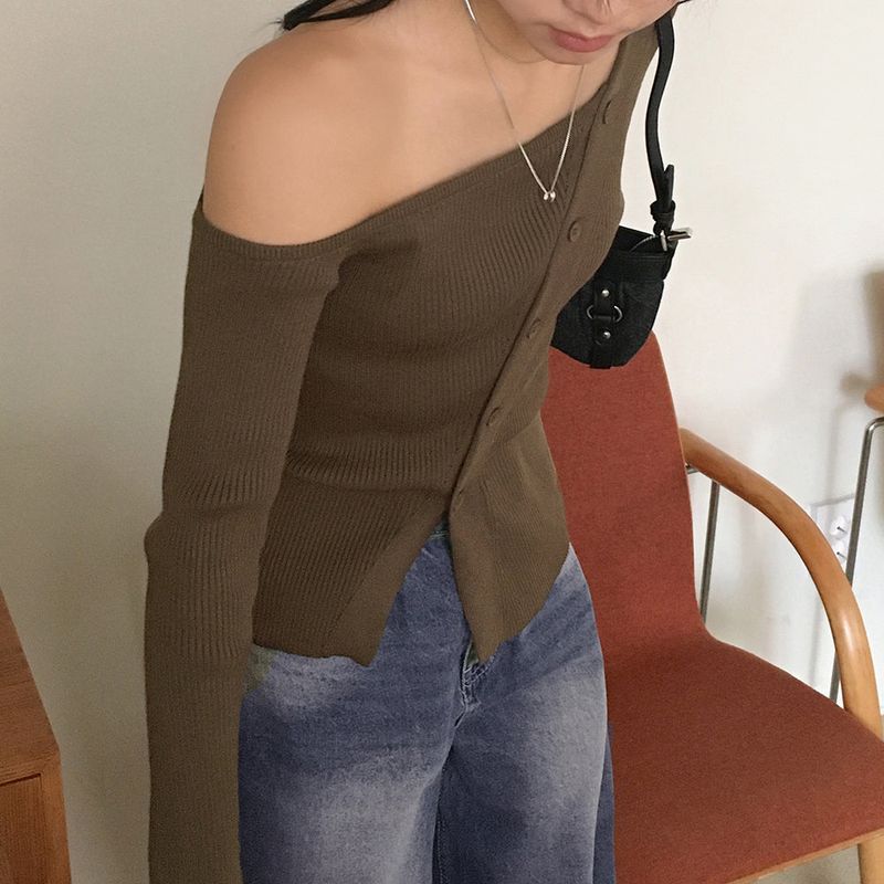 Medik one-shoulder slit button long-sleeved knit