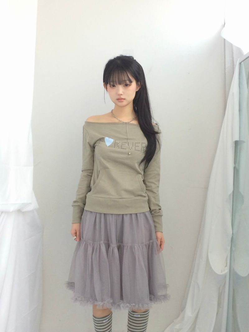 ner.ui.bin（ノエビン）の「レタリングハートボートネックTシャツ（トップス）」