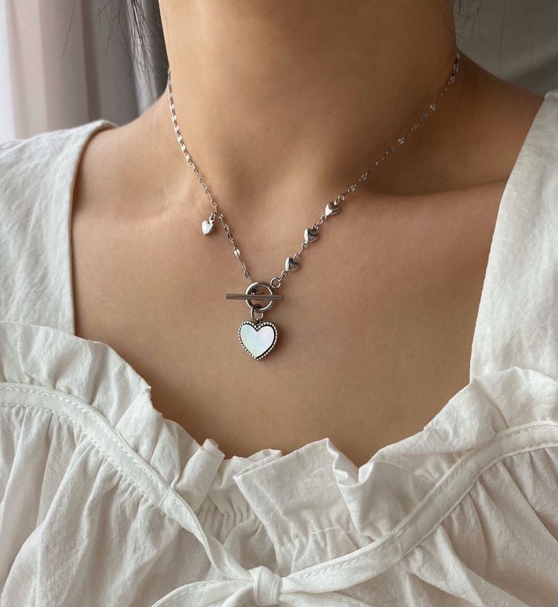 Acer rojo(アセルロジョ)の「eg White mother-of-pearl Heart Toggle Bar Necklace(Accessories)」