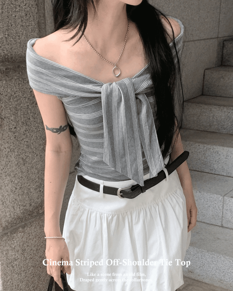 GUSTA（グスタ）の「[🖤MD PICK] Cinema Stripe Tie Off-Shoulder Top (Gray)（Tops）」