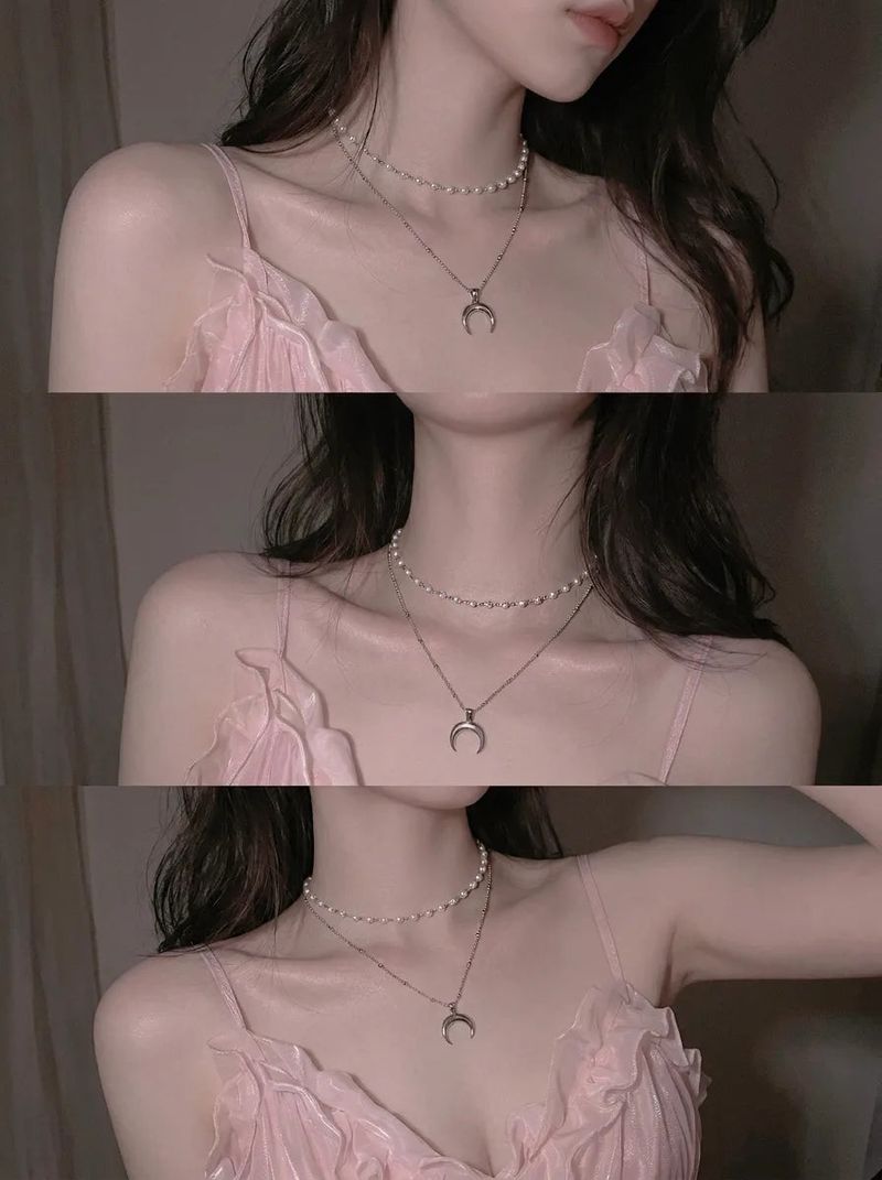 [Anti-tarnish/IDLE Shuhua Necklace] Upside Down Crescent Moon Pearl Layered Necklace - Silver