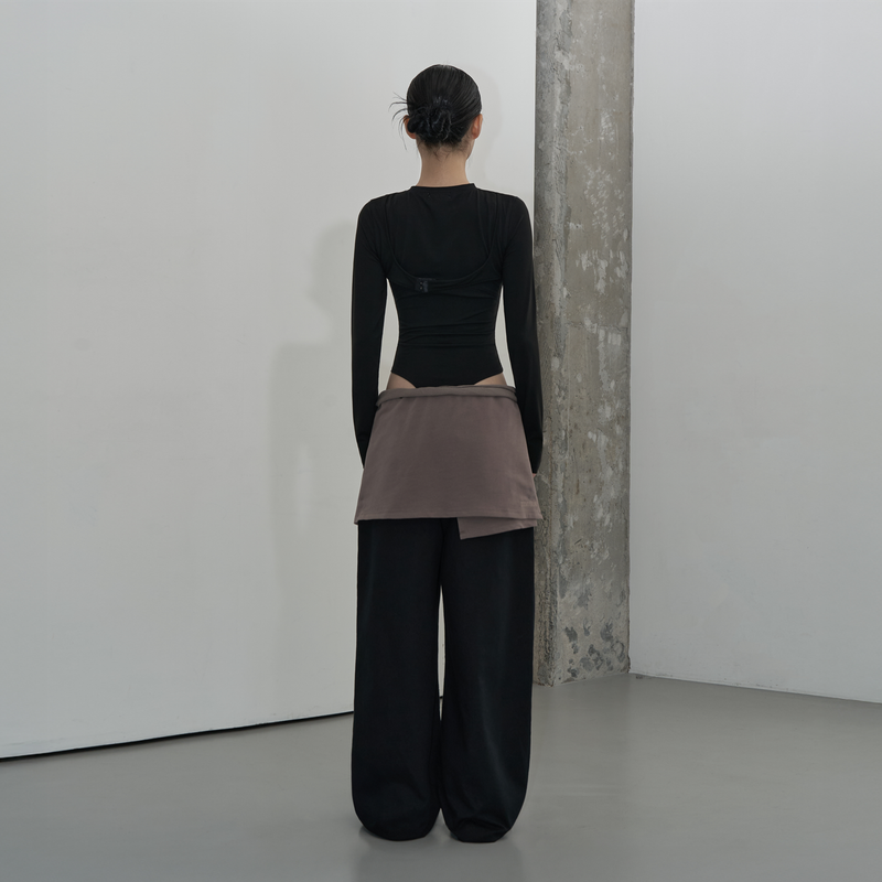 BACK POINT LONG SLEEVE BODYSUIT (BLACK)