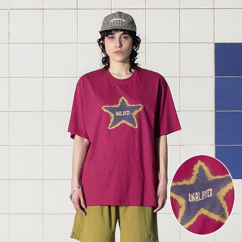 UNALLOYED（アナロイド）の「TIE-DYE STAR LOGO T SHIRT / MAGENTA（Tops）」