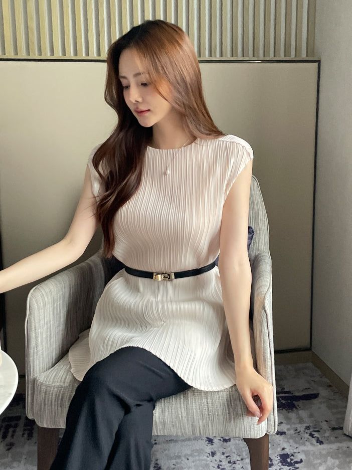 Loel Cut Line Pleated Cap Sleeve Blouse