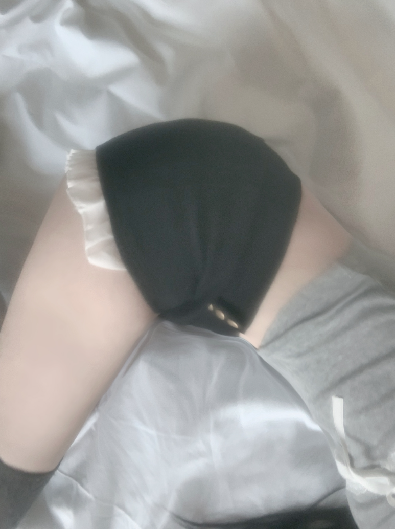 Tinker Lace Low-Rise Shorts (black)