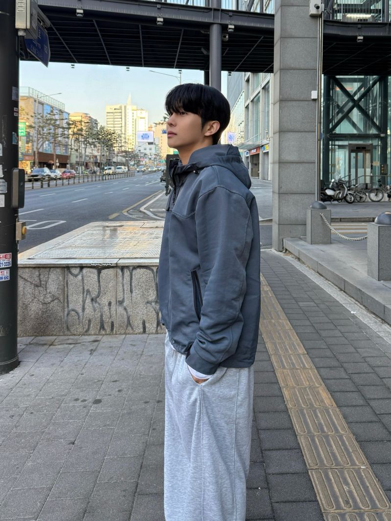 Bolt cap hood windbreaker