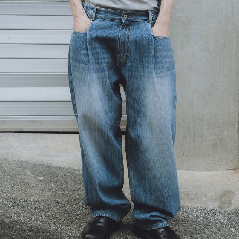 One tuck wide tapered denim pants / Light blue