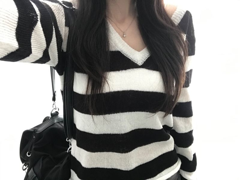 Stripe V-neck knitwear (one color)