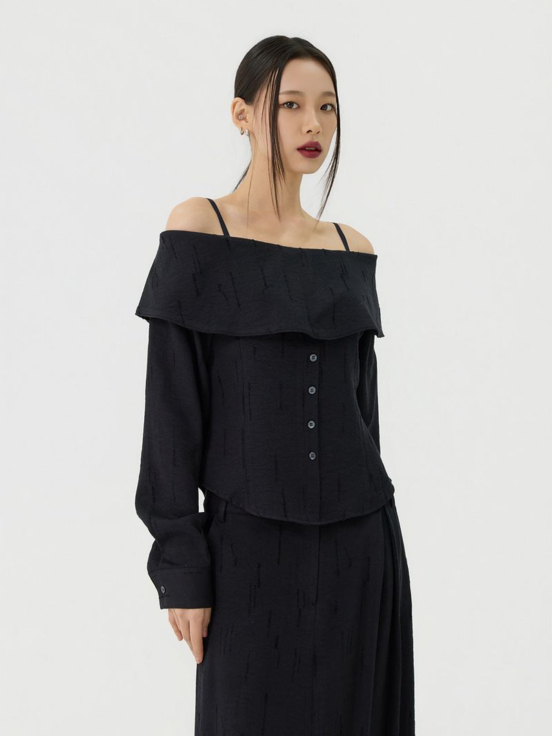 vadefy（ベイディフィー）の「Scratch Cape Off-Shoulder Belted Shirt, Black（Tops）」