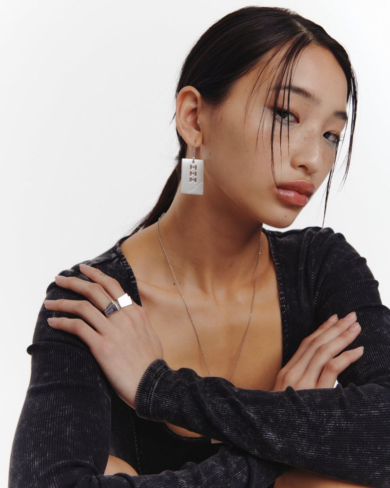 Ribbon single tag earring