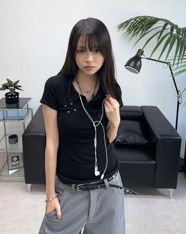 SATIIIZ（サティーズ）の「Lasso Eyelet Lettering Collar Tee（Tops）」