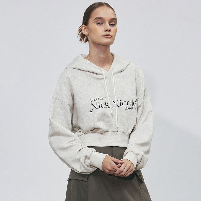 NICK&NICOLE(ニック&ニコール)の「NICOLE SIGNATURE LOGO CROP HOODY_OATMEAL(Tops)」