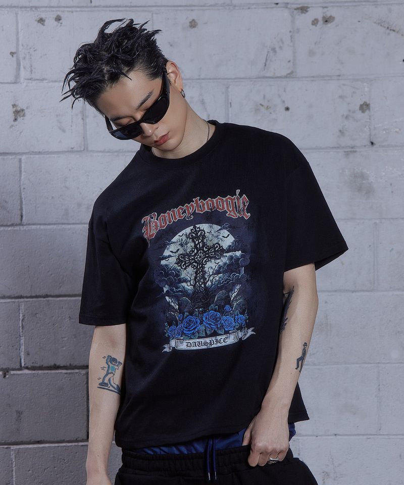 DAUSPICE(DUC)（ダウスピス）の「(DUC) BB クロスグラフィックTシャツ ブラック（トップス）」