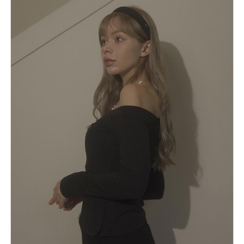 ONE SHOULDER BUTTON TEE-BLACK