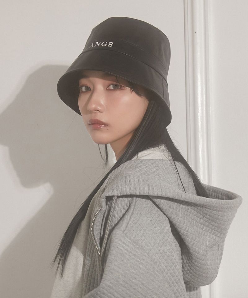 ANDGEEBEE（アンジービー）の「フェイクレザーロゴバケットハット（Hats）」
