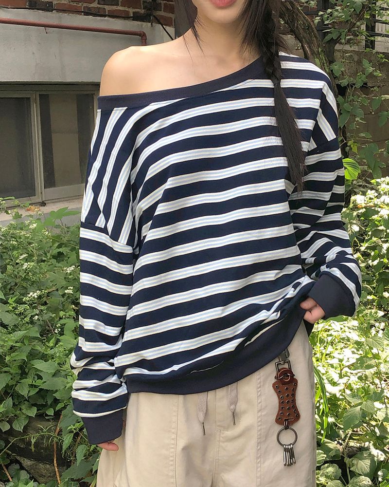 WONDER WONDER(ワンダーワンダー)の「Hanky Striped One-Shoulder Oversized Long-Sleeve Sweatshirt(Tops)」