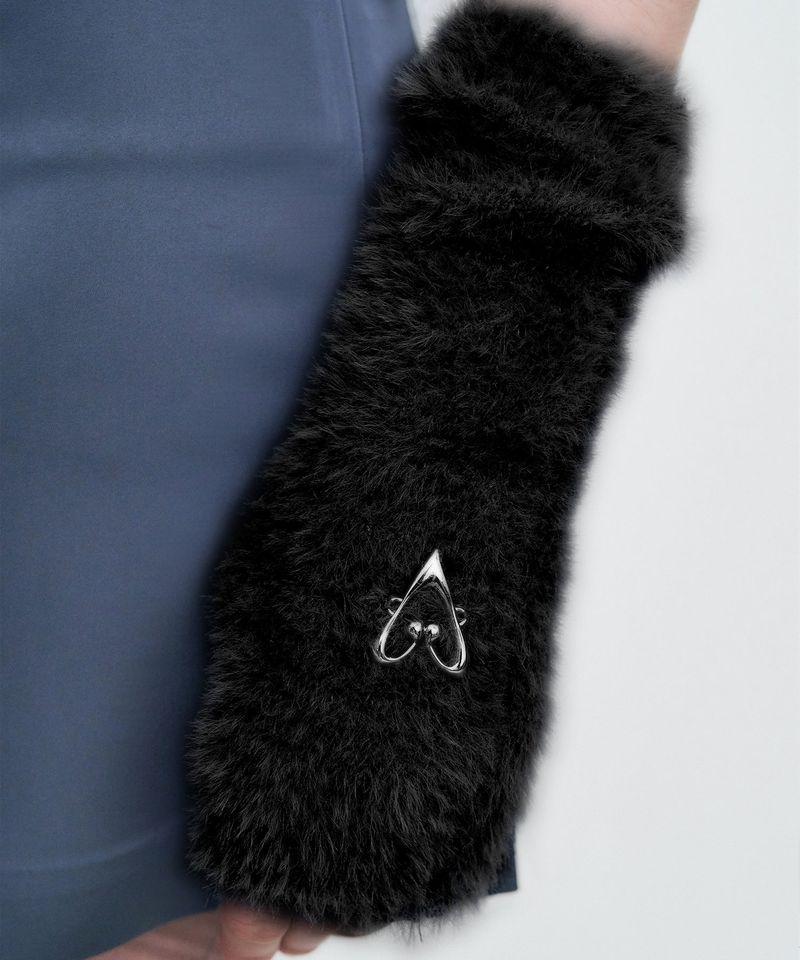 KIMZISU（キムジス）の「Metal Logo Fur Hand Warmer _ BLACK（Fashion Accessories）」