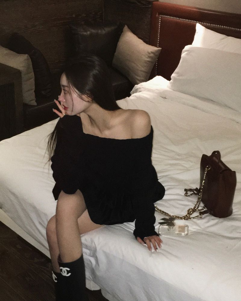 [BELLIDE MADE] KISSME, OFF-SHOULDER FINGER HOLE KNIT