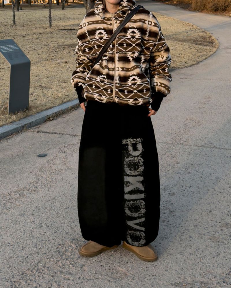 Poki Big Wide Lettering Sweat Pants