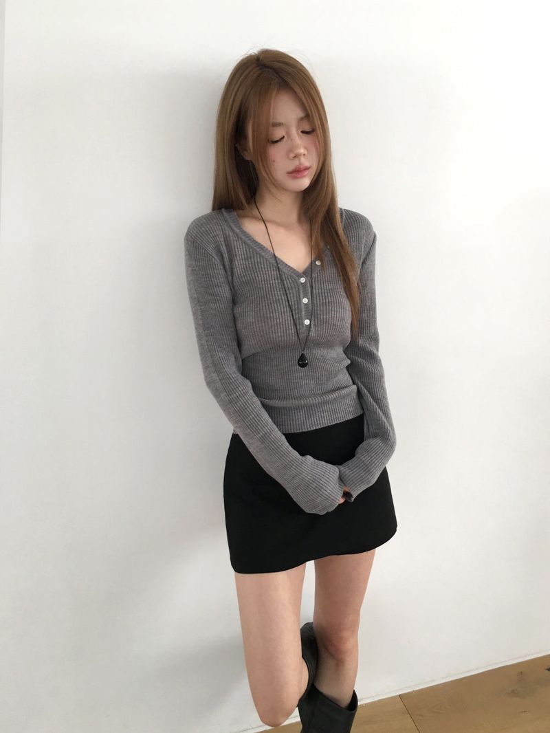 Usual v button knit