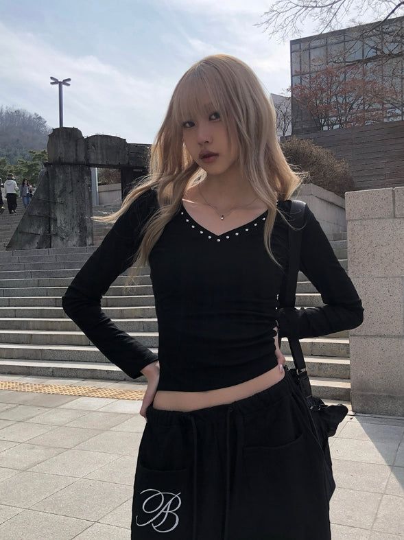 anyonemore（エニーワンモアー）の「Odin V-neck Stud Slim T-shirt（Tops）」