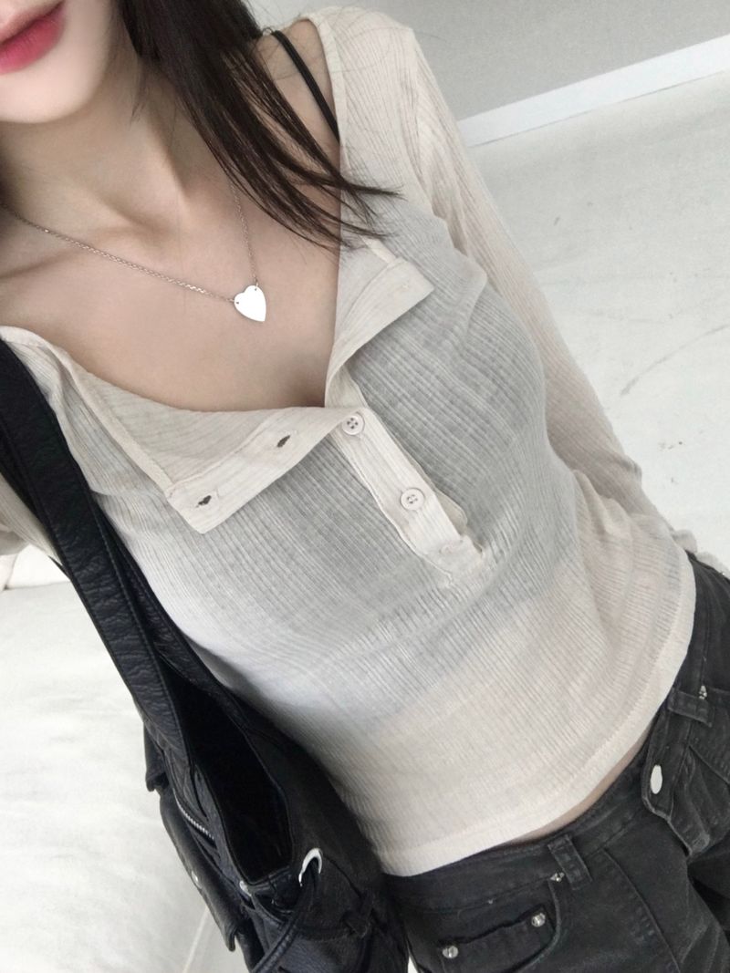 Kitten（キッテン）の「Slim button T-shirt (2 colors)（Tops）」