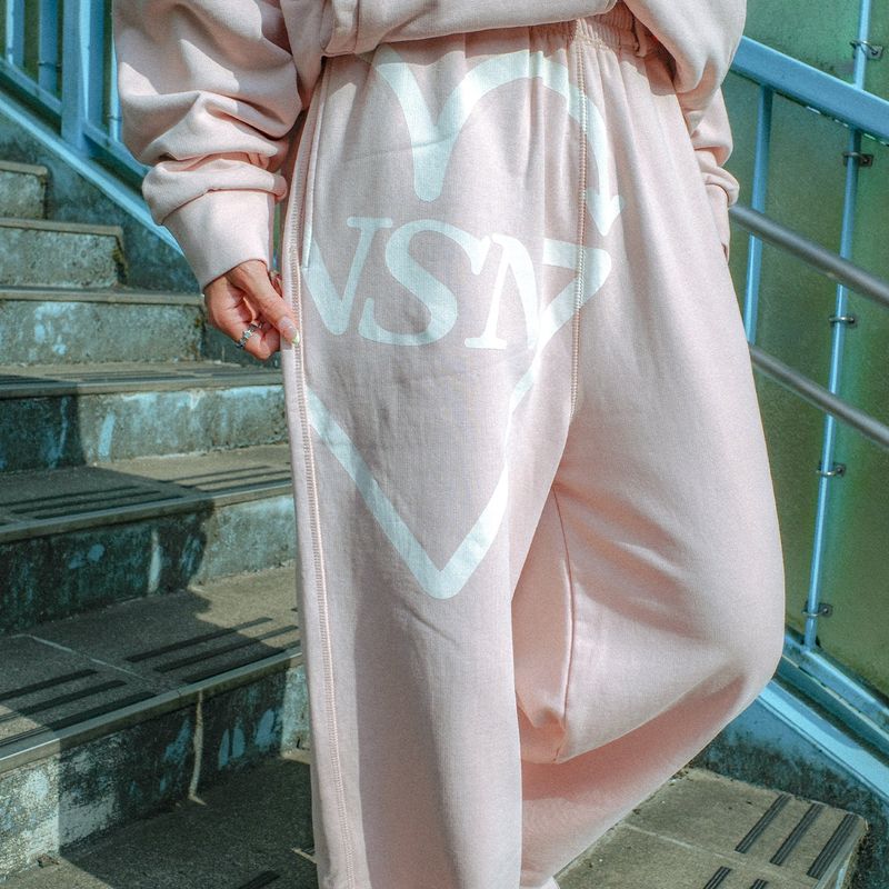 neversaynever®︎（ネバーセイネバー）の「nsn ロゴスウェットパンツ -ピンク-（パンツ）」
