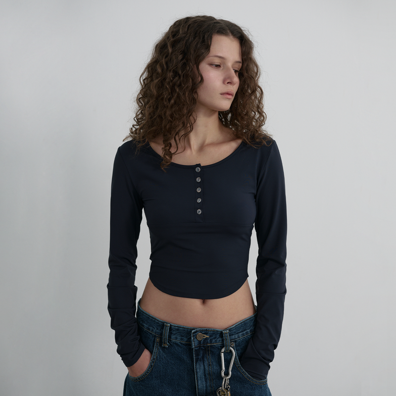 WOOALONG（ウアロン）の「ナイロンボタンクロップTシャツ [Fabric by ITALY] - ネイビー（トップス）」
