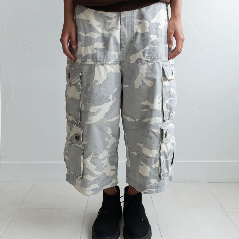 Wanderer cargo bermuda pants / Stone camo