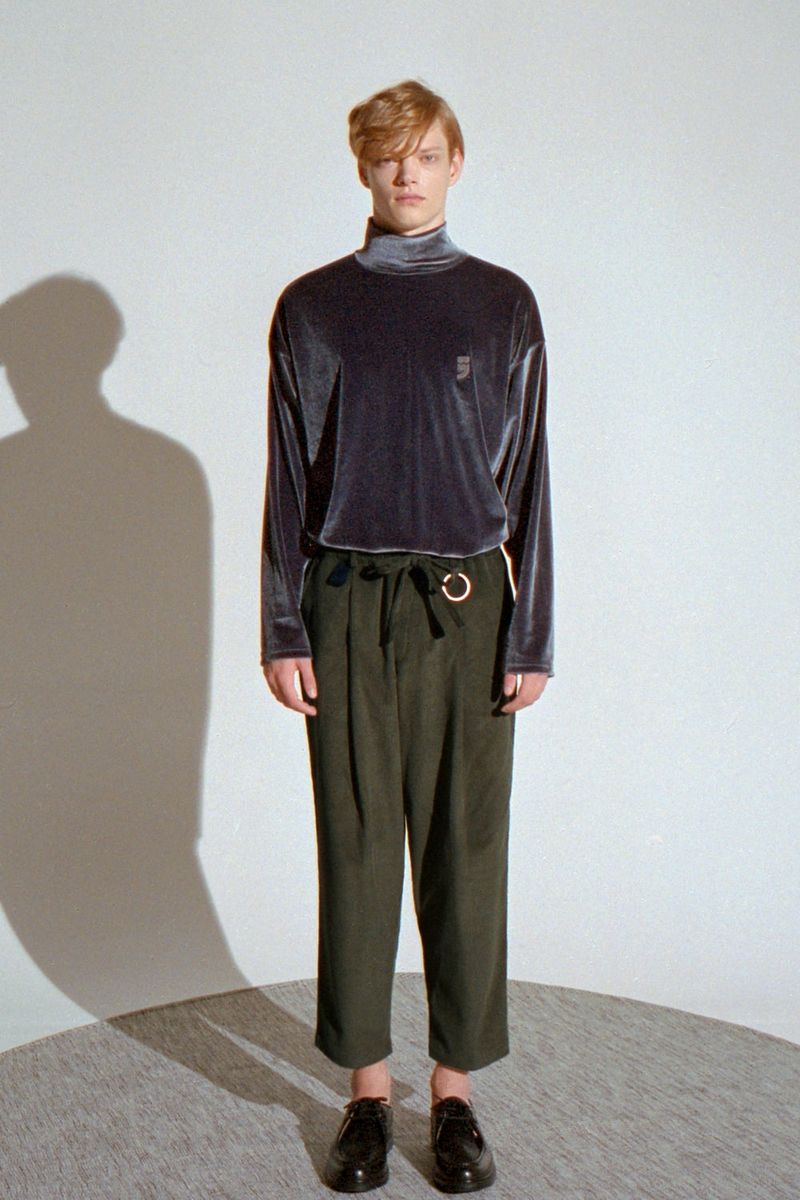 ドロップショルダーベルベットタートルネックTシャツ