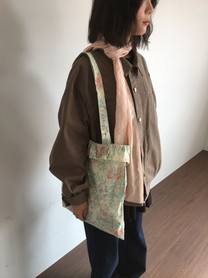 Flor Frill Shoulder Bag  (1color)